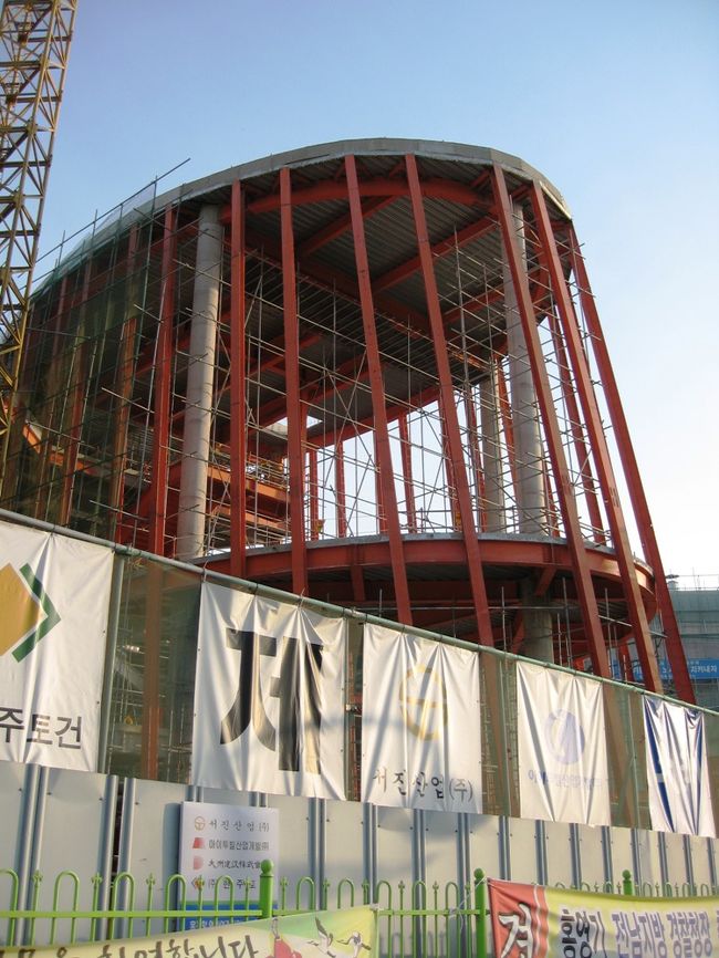 新しいターミナルビルの建設工事が進んでいました。国際線の方は立派な建物ですから、国内線を統合したものかも知れません。