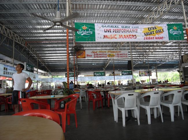 屋台村のGLOBAL BAY CAFE全景です。<br />フードコートのようです。