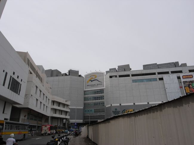 食後にタクシーで市街地のジョージタウンのコムターへ（ＫＯＭＴＡＲ）。３０リンギット（１０００円ちょっと）でしたが、高いのか安いのか良く分かりません。コムターというビルがランドマークだと出発前にやっていたテレビで言っていたので、とりあえずそこを目的地に。<br />写真はコムターとつながっているショッピングセンターです。<br />ちなみにコムターは非常に背の高いビルで今は営業していないとの情報だったので中には入りませんでした。正確な情報は不明です。すみません。