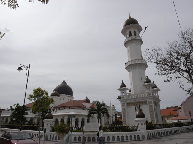 モスクです。<br />今回の旅行では日本人観光客は非常に少なく、日本人の日本語を耳にすることはほとんどありませんでしたが、サウジアラビアからの観光客が非常に多かったです。モスクがあるので旅行中も安心してお祈りができるからでしょうか。