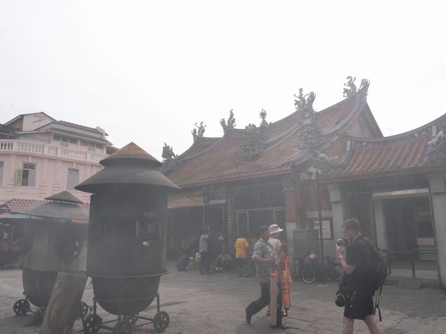 続いて中国寺院です。<br />写真を撮っていたら、お店のおばちゃんがお線香を買わないかというので購入し、周りの人の見よう見まねでお祈りしてきました。