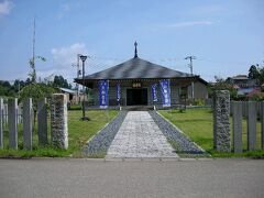 まずはこちらから見学。
中には、銅鉢・銅鐘など重要文化財が展示。

「新宮熊野神社宝物殿」
