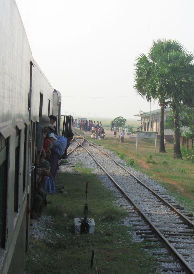 右側が旧モウラミャイン駅からの線路。<br /><br />それよりも……<br />写真をとっている車両がファーストクラス、そのすぐ前の車両がオーディナリークラス。<br /><br />設備はどうでもいいけど、この人口密度の差は大きい。