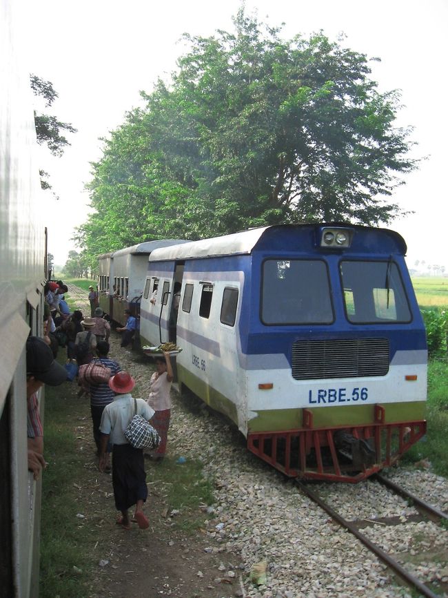 可愛い列車とすれ違い。