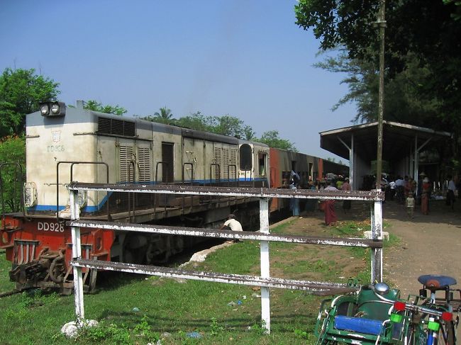 タンビュザヤ(Thanbyuzayat)駅。