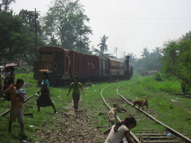 線路に沿って道なり(線路なり)に進むと幹線道路にぶつかる。