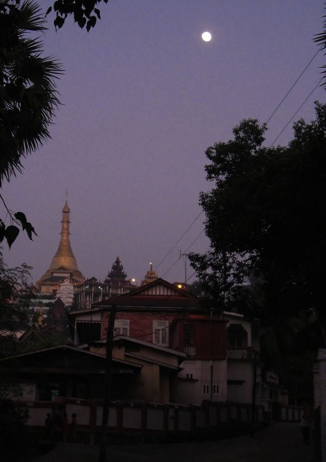 2006年11月3日。<br />宵待月を登る。