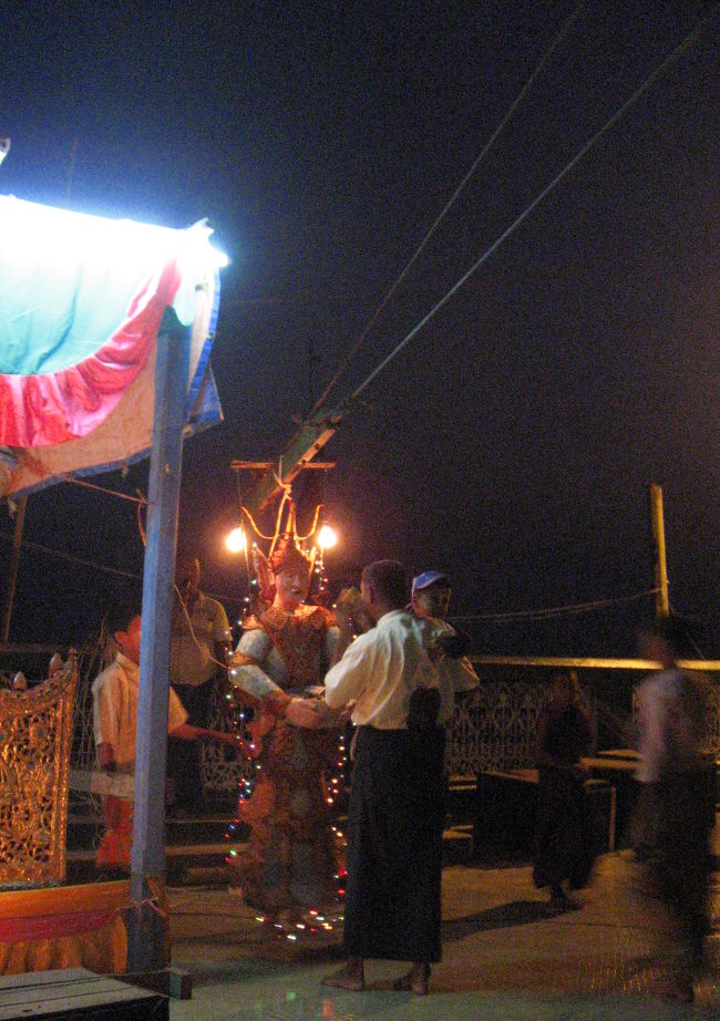 人形のお鉢に寄進して