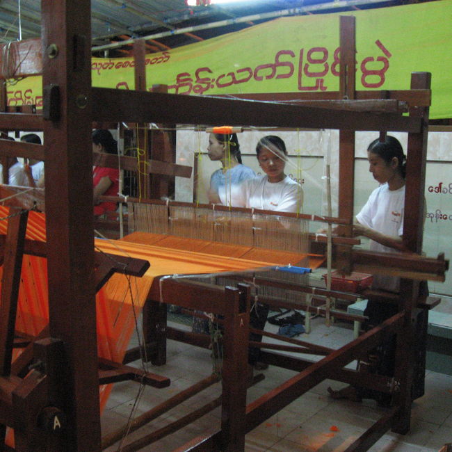 一夜で織り上げる織物競争も始まる。