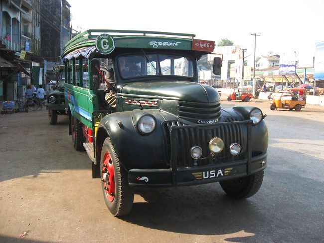 さて、翌朝。<br />今日はタザウンモン月満月の日。<br /><br />シボレーバス。かっこいい。