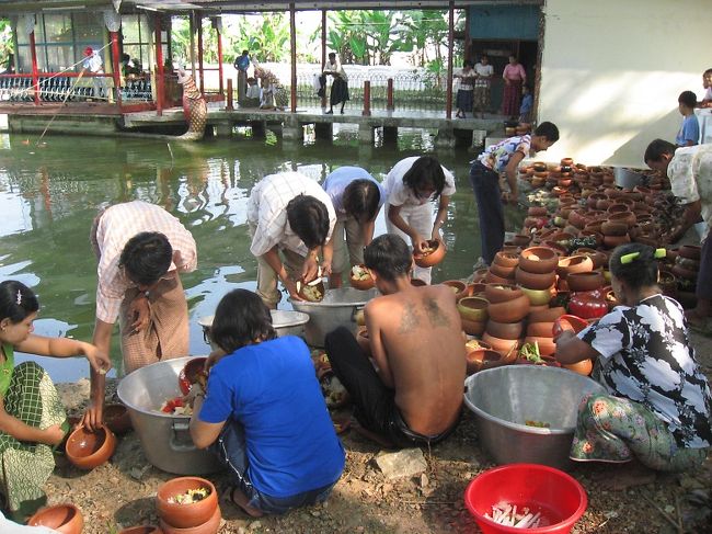 旧モウラミャインホテルにて。