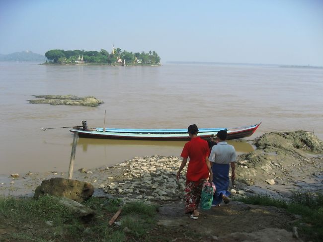 ガウンセー島(写真奥;Gaung Say,Gaungse)への渡し舟。<br />今日はタザウンモン満月の日なので、さして待たずに乗り合いできた。<br /><br />チャーターでない場合、料金は帰りに払う。<br />船頭は1500Kだの2000Kだの言ってたけど、帰りに回りの地元の人をみて、500K払ったら文句も無かった。多分そこら辺から下が相場なのかな。