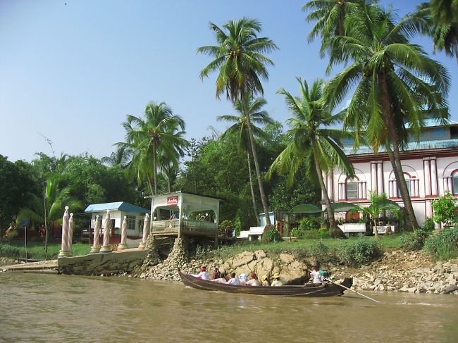 島に到着。河口部の川の流れは結構複雑で、舟の扱いが難しそう。