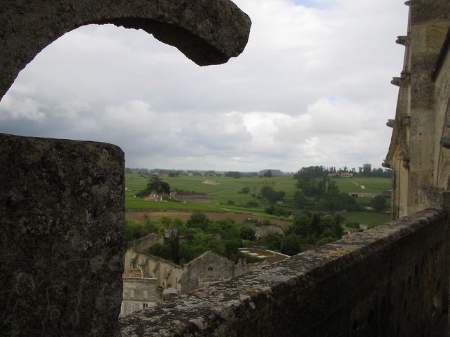 実はこの塔の上はﾆｿｰﾃﾞﾝﾄになってて、鐘のあるﾌﾛｱからさらに上に昇ると外気100％の展望台に出られます。 