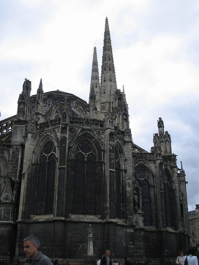 ﾜｰﾌﾟしすぎに注意、ここからﾎﾞﾙﾄﾞｰです。<br /><br />全然時間がないしもう夕方なのでサンタンドレ大聖堂 Cathedrale Saint-Andre だけ。