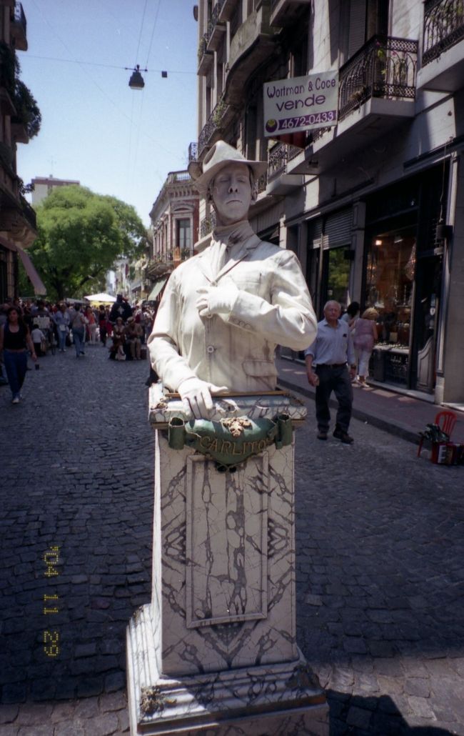 胸像。<br /><br />コイン投入でウイーンウィーンと動きます。去り際にウインクしてくれた伊達男。