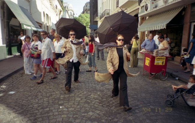 強風にあおられている様子を表しています。<br /><br />コインを入れると風に押し戻されたりしながら前へ進みます。これはパントマイムとしても秀逸でした。本当に風を体に受けているようで、地元の人たちにも好評でした。