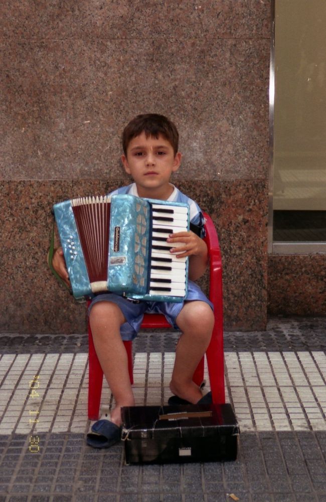 小さな演奏家。<br /><br />何故そんな悲しい目をしているの？