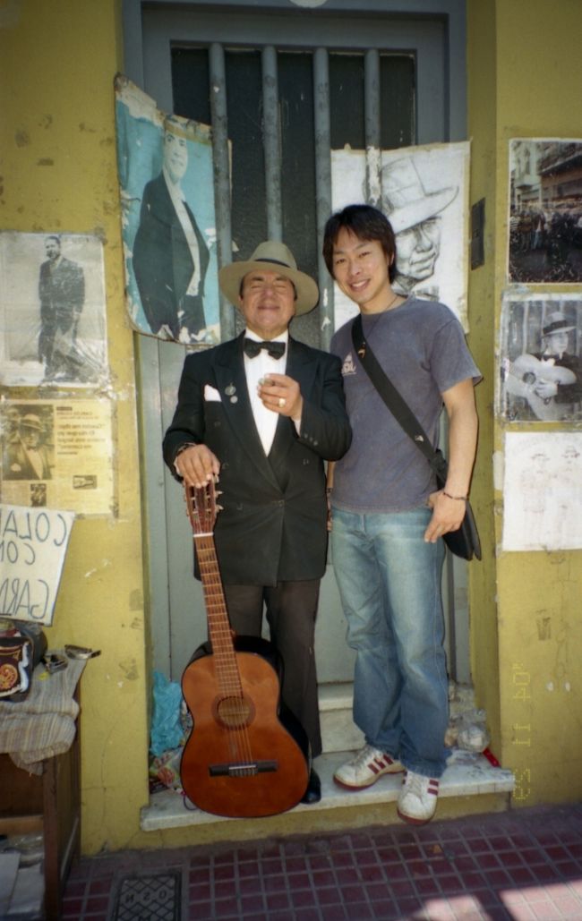 誰なのでしょう？<br />きっとアルゼンチンでは有名な方のそっくりさんだと思われます。しかし分からない。<br /><br />コイン投入により、葉巻をくわえたりします。