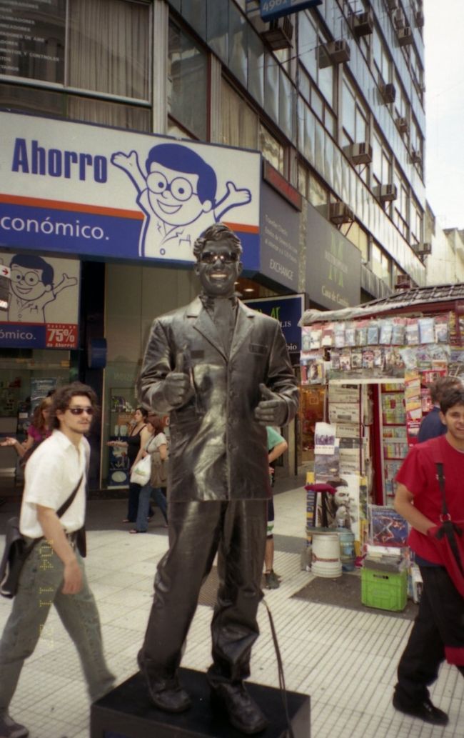 シャネルズ。<br /><br />コインで機械音(ウィーンウィーン)を発しながら、ロボットダンス。最後に真っ白な歯でニッコリ。<br />芸能人は歯が命ですね。