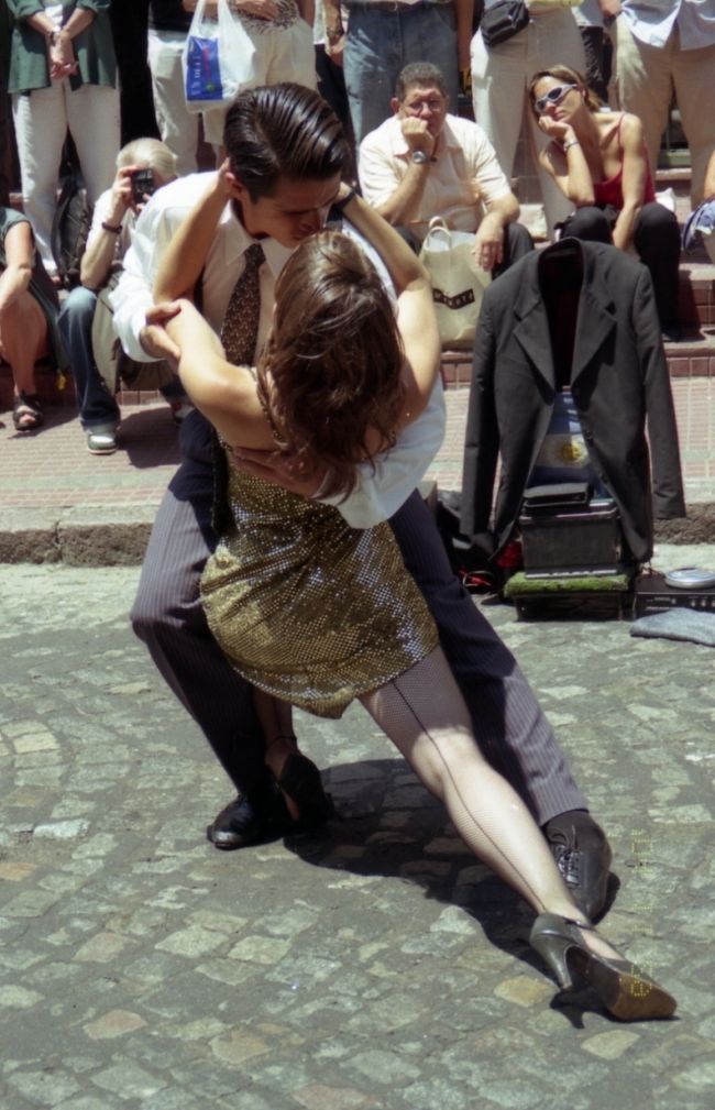 路上タンゴ。<br /><br />大道芸でするのがもったいないくらいキレイでセクシーでした。でも暑そうで、ダンス終了後は湯気が出ておりました。