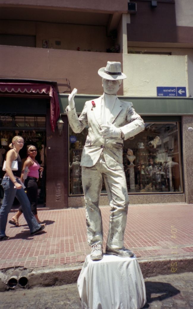 真っ白ダンサー<br /><br />コインを入れると一人社交ダンス。<br />