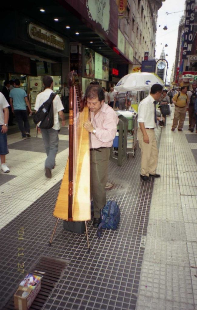 哀愁漂う楽器のおじさん。<br /><br />キレイな音色でした。目をつむって聞くとグッド！