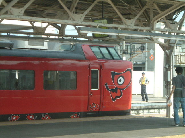 特急あいづが止っていました。<br />こちらも撮影大会状態でした。<br /><br />変わったキャラクターの絵ですけど、<br />私はどこか憎めいない感じが好きです。