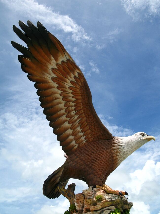 マレーシア2007-2 ランカウイ島-2　　　30/　　　2<br /><br />クアのフェリーターミナルに隣接し、まさに飛びだそうと大きな羽を広げている巨大な赤茶色のイーグル（ワシ）像がある。<br />