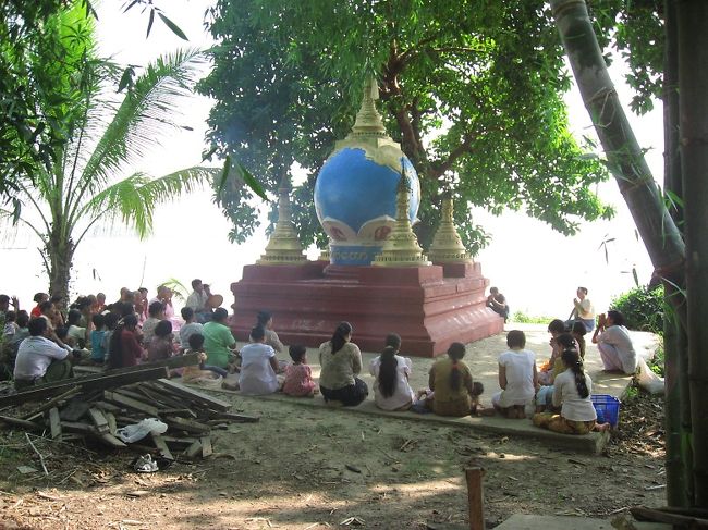 巡礼の女性たちが大勢訪れている。