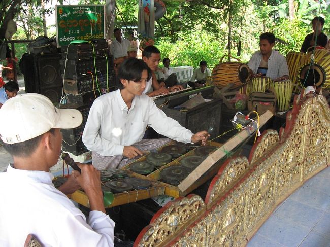 伝統音楽を聴く