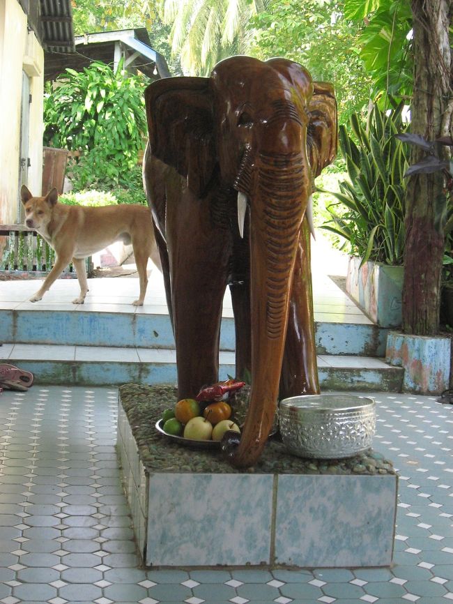 この左側の建物で、精進カレー(野菜カレー)と、寒天入りのデザートをご相伴させていただいた。<br /><br />カレーはとても美味しい。デザートも美味しいんだけど、飽和濃度に達して砂糖が結晶化するんじゃないか、とおもうほどの甘さに、一杯でご勘弁。