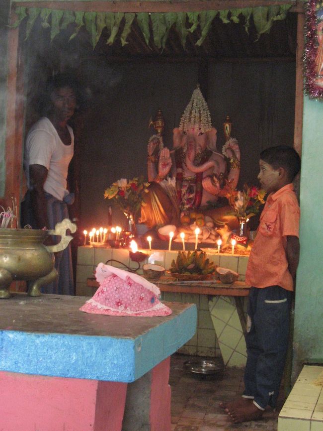 ヒンズー教の祭壇もある。