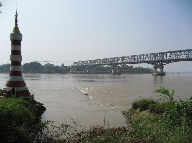 島から眺めるモウラミャイン。<br />けっこう流れが強い場所や浅瀬がある。