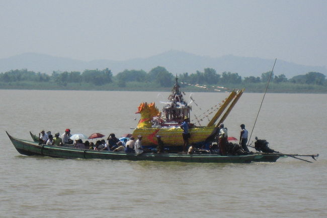 宿の前にも山車舟が通る。