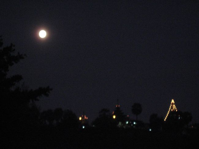 シャワーを浴びてひとやすみ。<br /><br />夕暮れと共にタザウンモン満月の丘を再び登る。