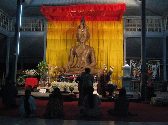 今夜はこの籐製(?)の仏像に一目ぼれ。<br />ずっと見とれてしまう。