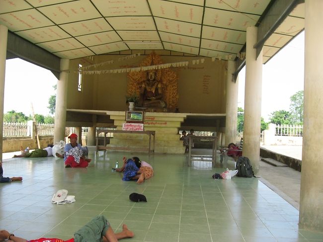 こののんびり加減。大好き。<br />川からの涼しい風が吹く。<br />タイルがひんやりして気持ちいい。