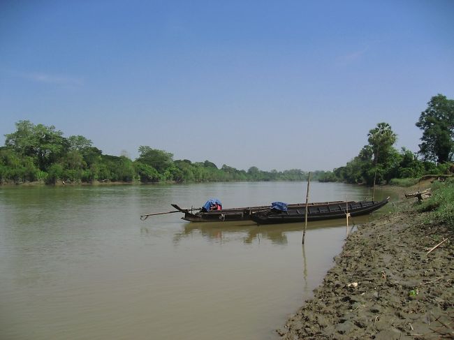 Kyaikmaraw行きのピックアップは、ゼイジーマーケットから丘を登ったところにあるアッパーマーケットから出発。坂がきついので、下手にサイカーを捕まえるよりも、歩くか、最初からバイクタクシーに頼んだほうが無難。<br /><br />1時間ほどかけて、アトラン川のほとりの町に到着。道中にはイスラム教徒の村々も点在する。