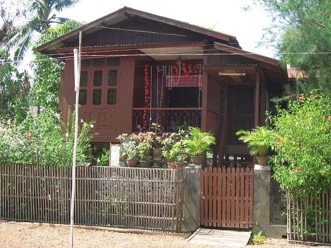 典型的なモン族の家。落ち着いた色彩が素敵。