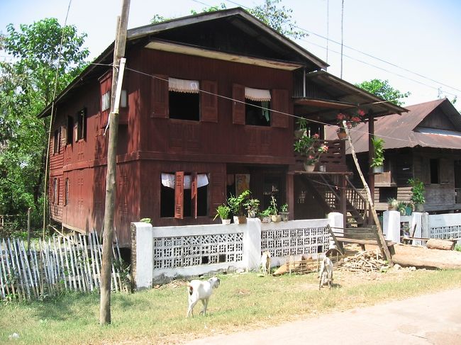 出窓や色ガラスも特徴のひとつみたい。