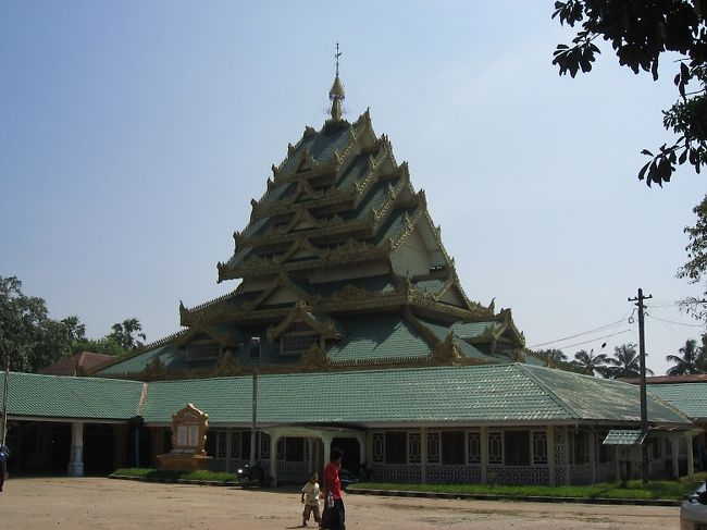 代表的なモン建築様式の寺院であるチャイミョーパゴダ。<br />ピックアップはここを通ってから、川岸へ向かう。