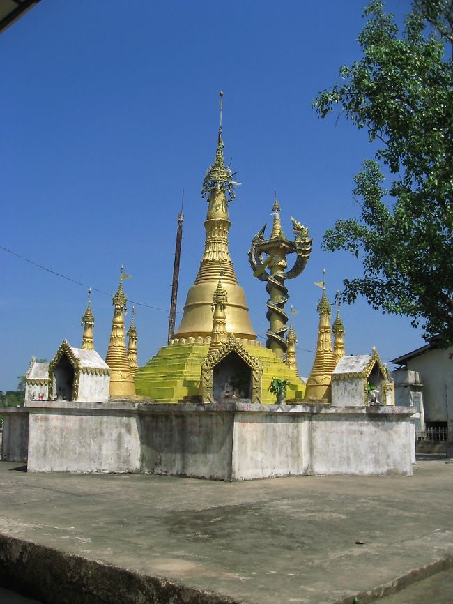 川沿いには小さなパゴダとお堂。