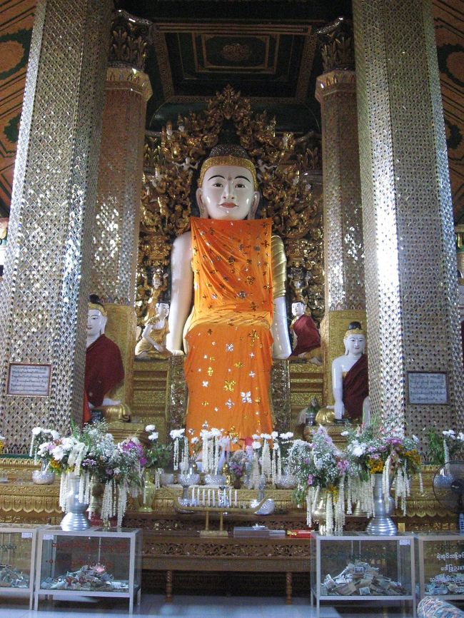 どこか親しみやすいご本尊。<br />ヤカイン州で見た仏像とも似ている気がするんだけど、気のせいかな。