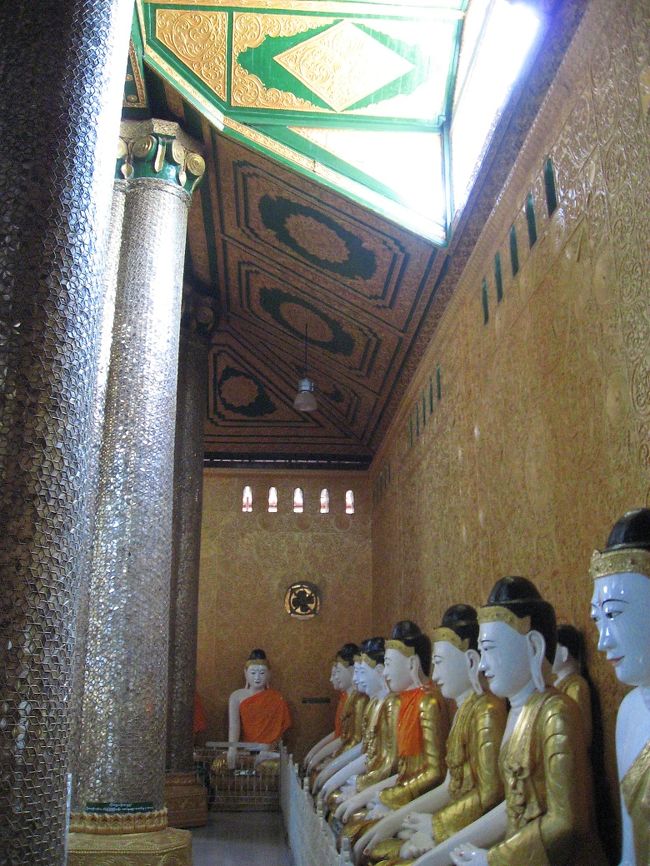 本尊のまわりをぐるりと回廊上に仏像が並ぶのは、モン州でよく見かける様式。