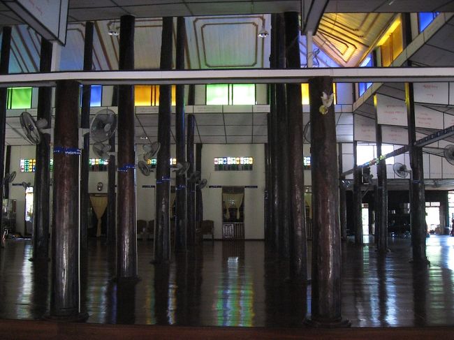 別のお堂。なんて呼ぶのかはわかんない。<br /><br />色ガラスから射す光が素敵。一瞬教会かと見まがう。