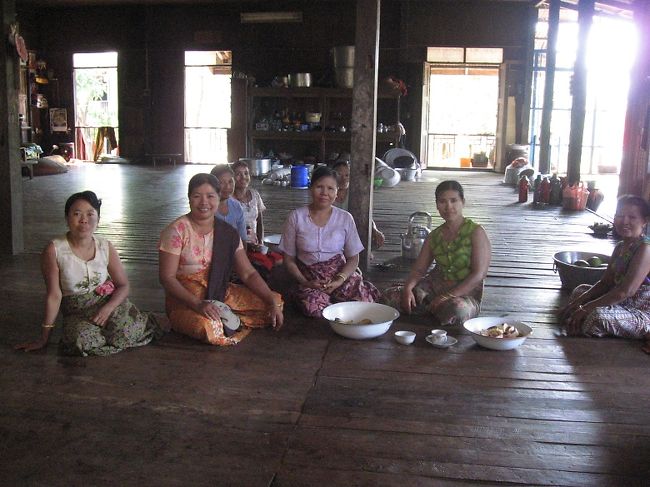 パンとバナナとお茶をご馳走になった。