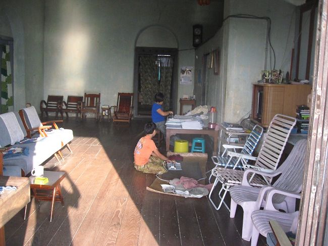 ブリーズゲストハウスの2階。頼まれた洗濯物に黙々とアイロンを掛ける女の子たち。<br /><br />ここの洗濯料金はちょっと高いけど、管理がきちんとしてるし、何よりもこの光景をみると納得してしまう。