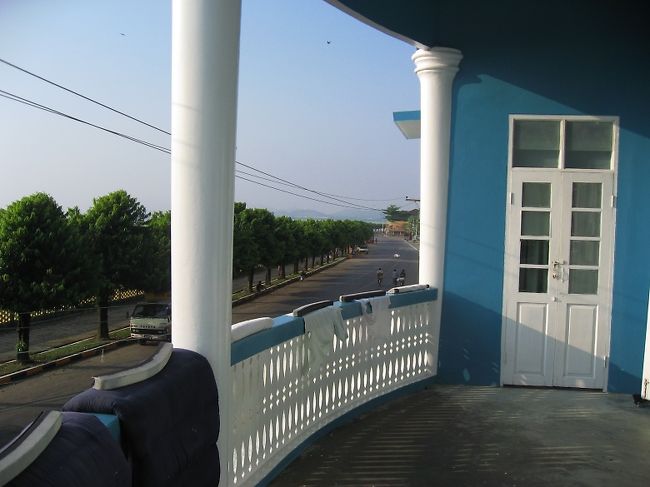 朝食場所となるテラス。情報交換の場所。<br /><br />最近人気があるようなので、とくに乾季などの旅行シーズンは予約をお勧め。部屋が無かった人もいたみたいなので。<br /><br />ちなみにチェックアウト後も温水シャワールームの鍵を貸してくれる。