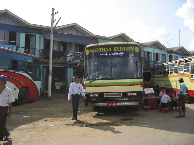 12月10日。ピイでの所用を済ませてお昼すぎに着いたアウンミンガラー・バスセンター。このままモウラミャイン行きの夜行バスを探す。<br /><br />相変わらずどこからどのバスが出るのか分かりにくい。狙っていたPTTは見つからず。見つけられたのは7000Kと6000K(ローカルは3500Kと3000K)の2社のみ。<br /><br />7000Kのほう(Oak Thar Express)が、左側最前席(いわゆるお坊さん席)を使ってもいいというので、そちらを選ぶ。まずまず快適。<br /><br />ただしモータマ〜モウラミャイン間の橋の検問所が午前5時にならないと開かないので、それまでモータマで時間調整(今回は午前3時から4時40分まで)。<br />なんだかなぁ。でもその乗客を目当てにした喫茶店や、仮眠ベッド貸しやさん！などが出来ていて、なんだか面白い。でも眠い。